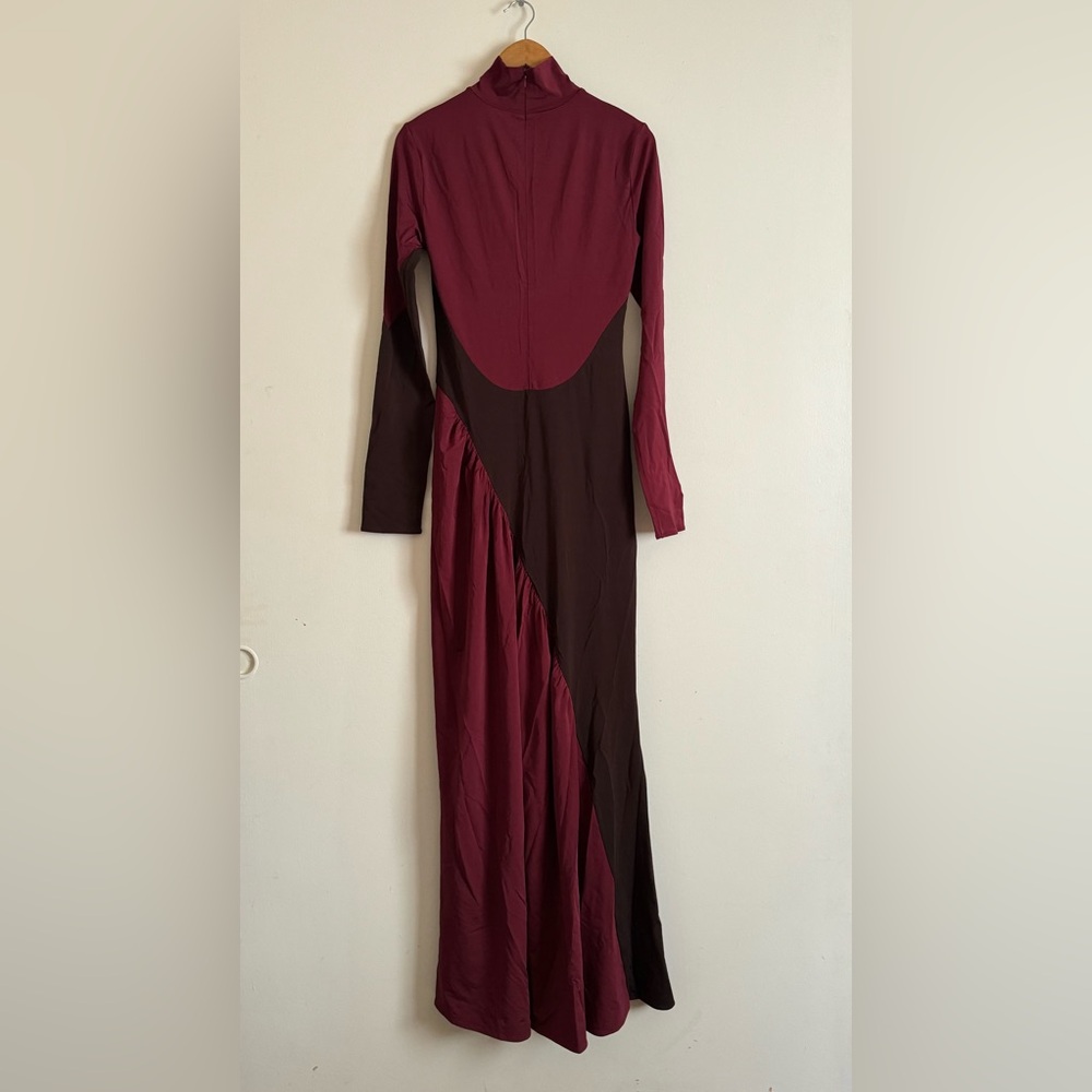 The Abstraction Colorblocked Long-Sleeve Jersey Gown in Coffee Bean and Currant - Picture 6 of 10